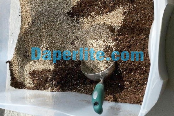Đá Vermiculite trộn cùng đất và các hỗn hợp giúp làm vườn hiệu quả